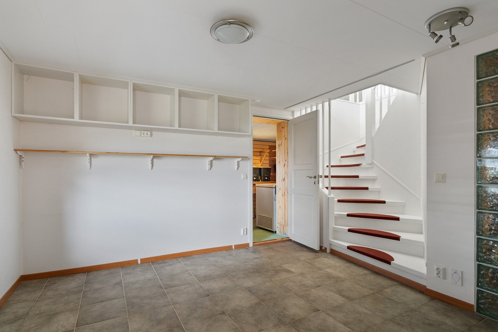 Sokkeletasjen byr på et romslig soverom, stue, teknisk rom, bod og bad med tillhørende badstue. Galleribilde