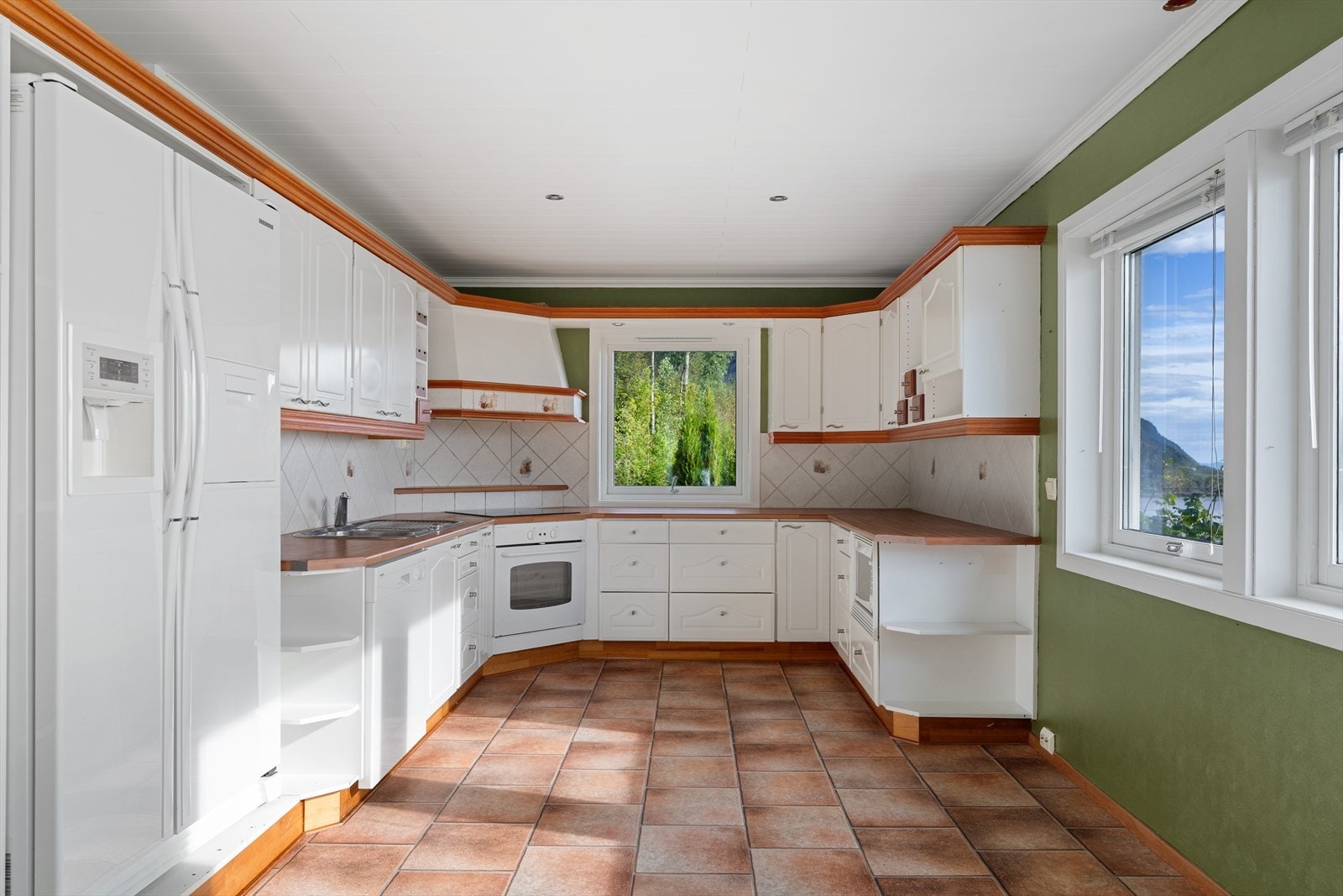 Utstyrt med platetopp, stekeovn, mikrobølgeovn samt kjøle- og fryseskap. Galleribilde