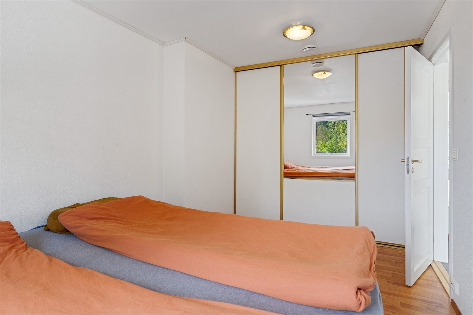 Garderobeskap medfølger selvsagt handelen. Galleribilde