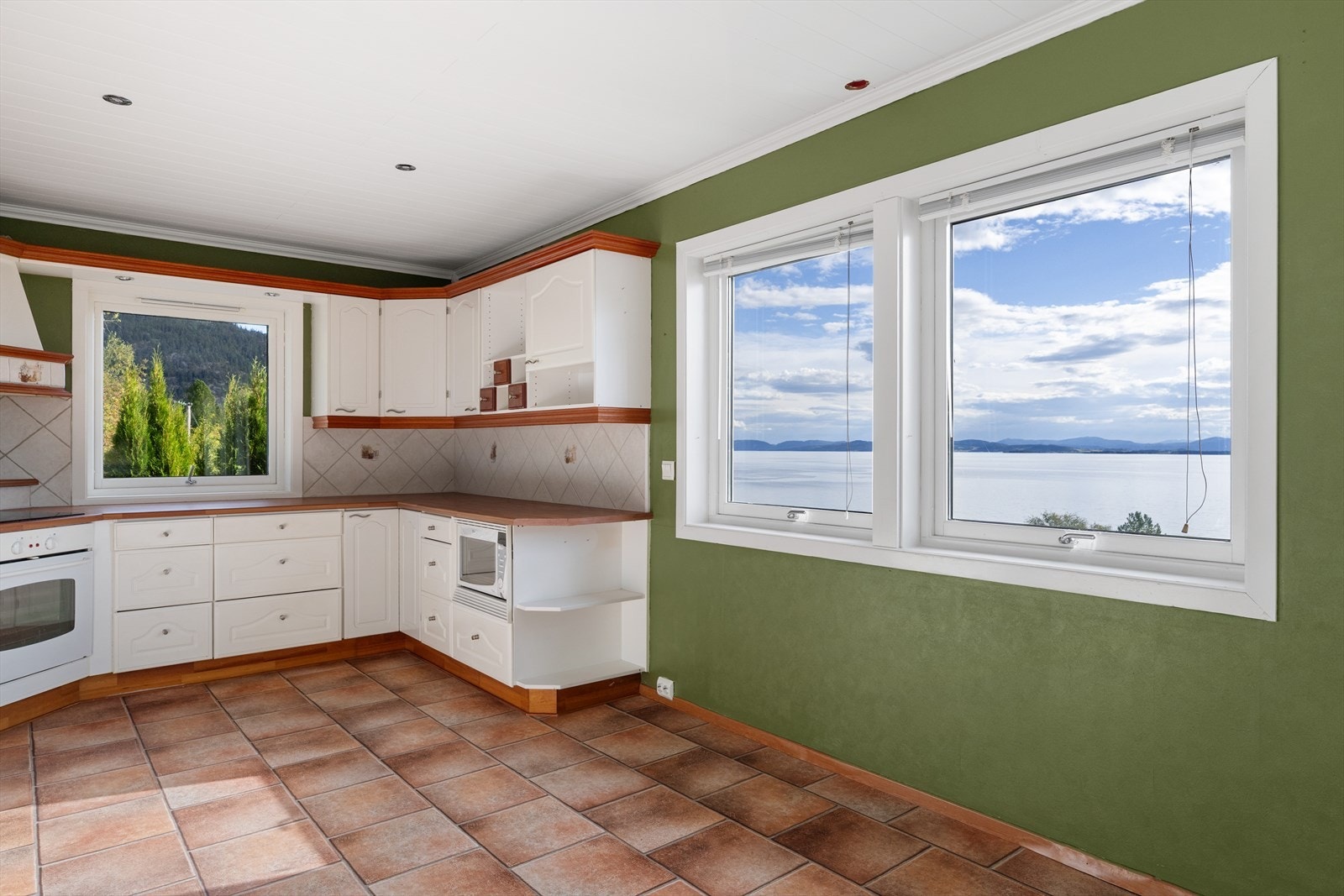 Pent hjørnekjøkken på 15 m² med utsikt. Vurdert til TG-1 av takstmann. Galleribilde