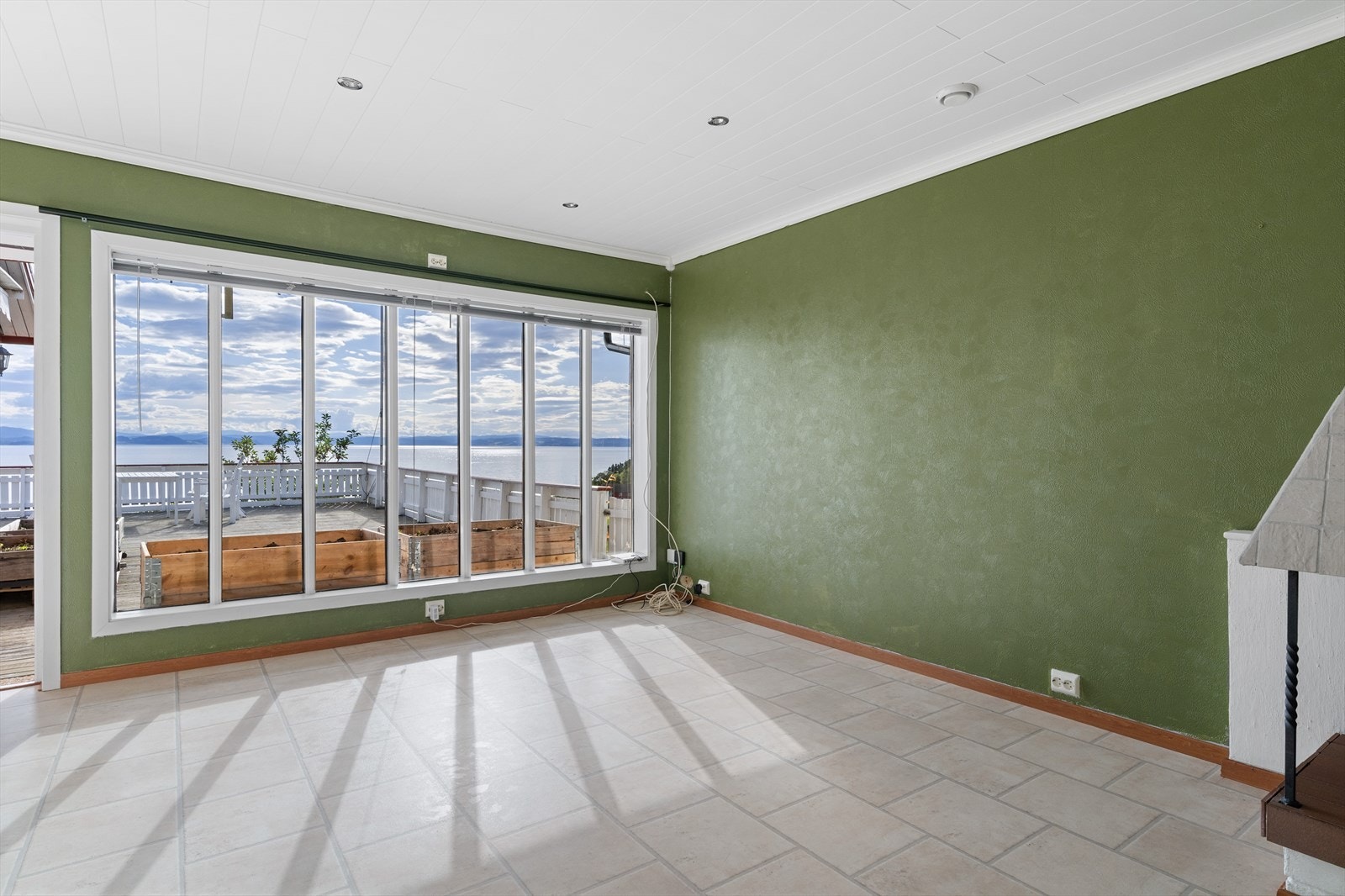 Stuene måler tilsammen 46 m² og har god plass til flere møbleringssoner. Galleribilde