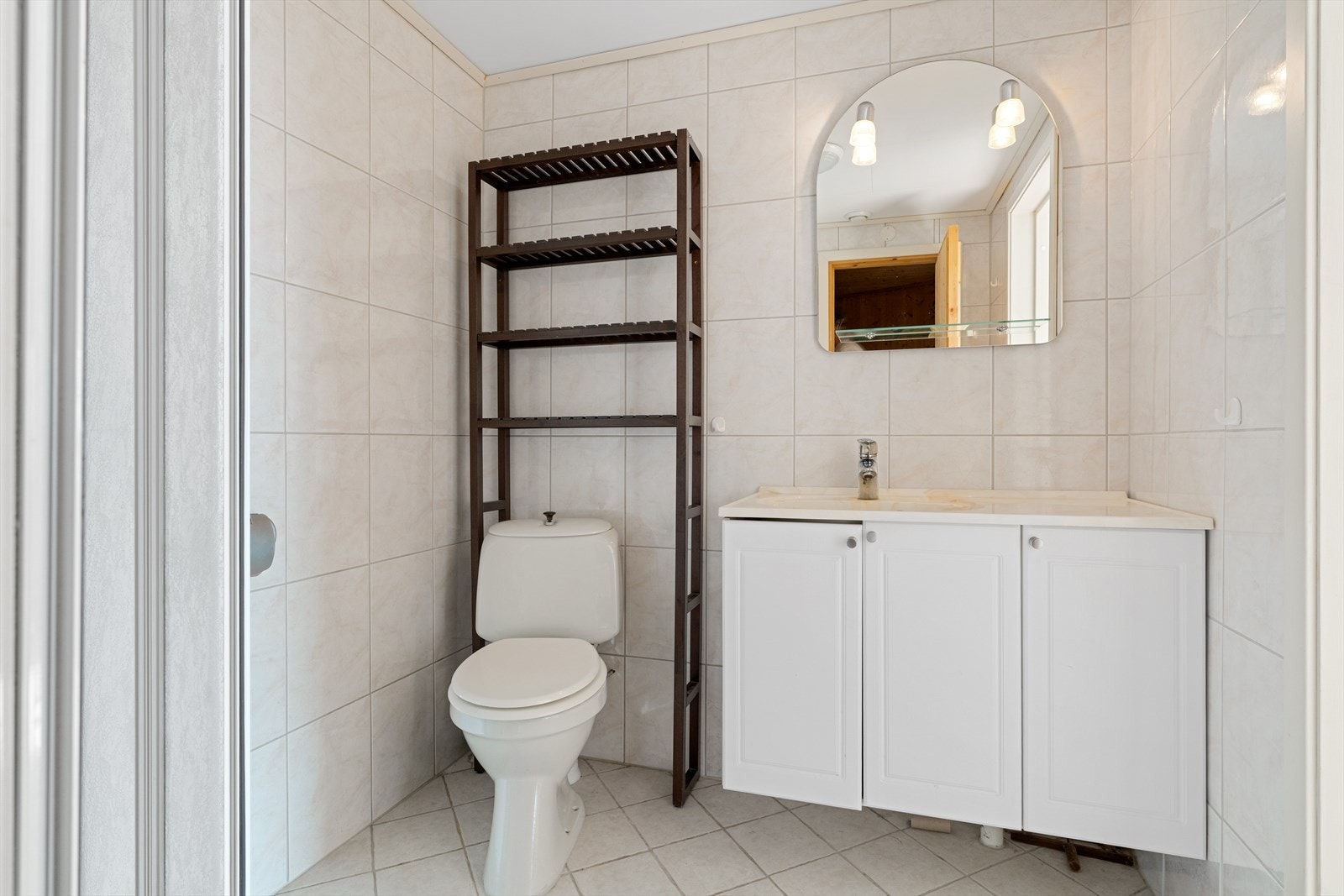 Lyst og innbydende baderom i sokkel. Galleribilde