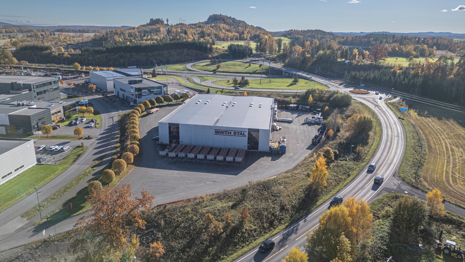 Eiendommen ligger rett ved av- og påkjøringen i begge retninger ved E18 i Holmestrand Galleribilde