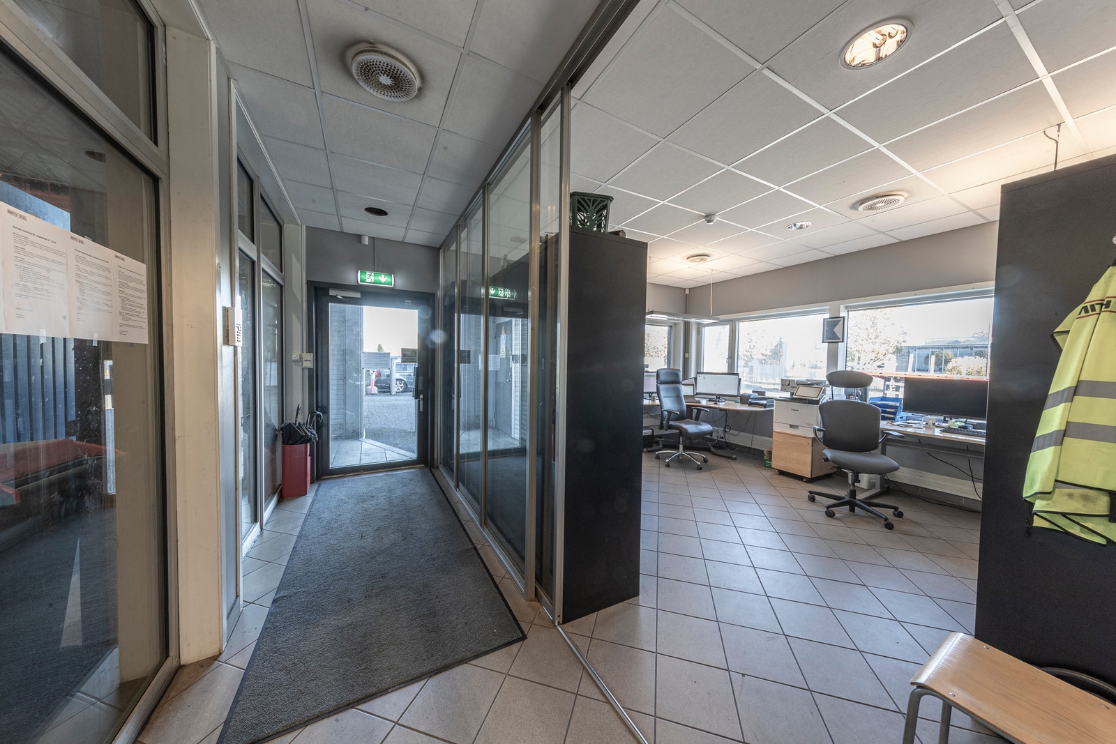 Effektiv kontorfløy på ca. 91 kvm med direkte tilgang til produksjon/lager Galleribilde