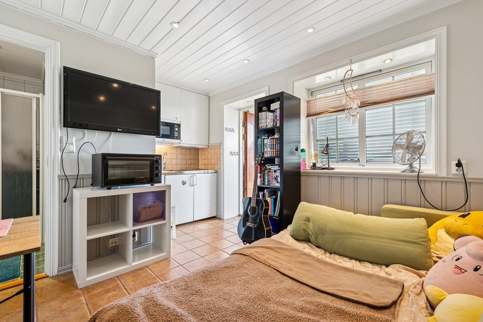 Hybelenheten har en kompakt og funksjonell løsning med egen kjøkkenkrok. Galleribilde