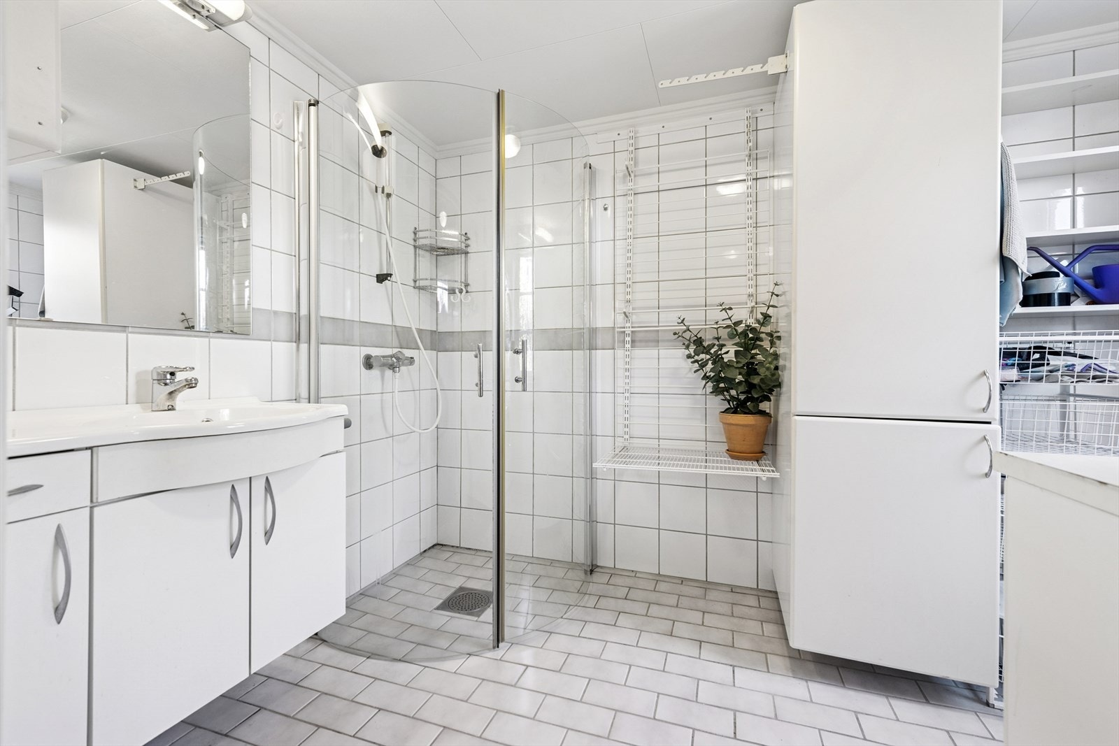 Praktisk vaskerom i første etasje med flislagte overflater og opplegg for vaskemaskin. Galleribilde