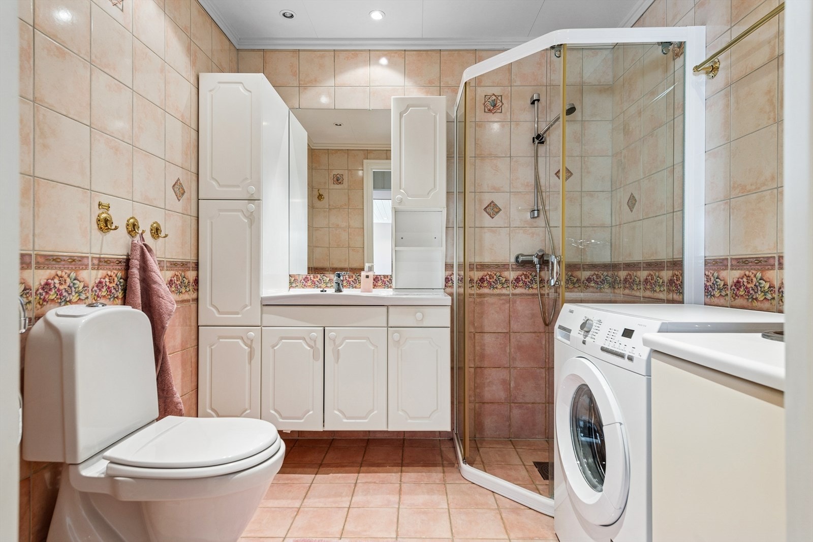 Badet i leiligheten er flislagt, har gulvvarme og opplegg for vaskemaskin. Galleribilde