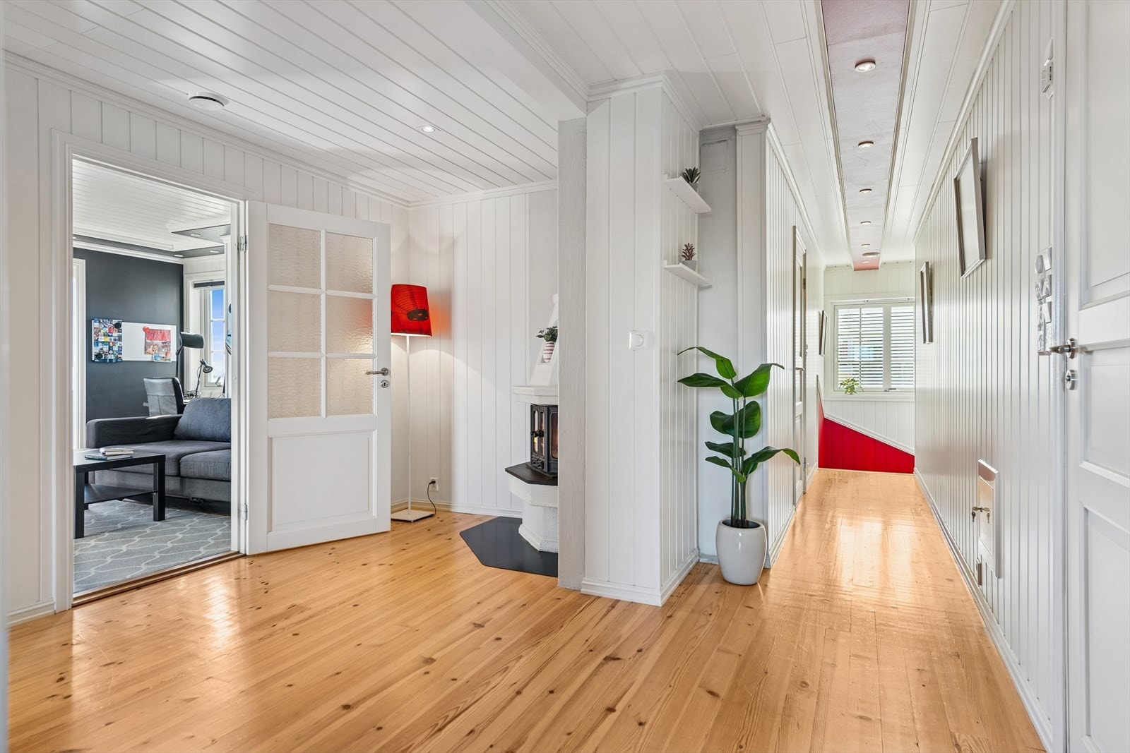 Hallen binder sammen etasjens soverom og bad. Galleribilde