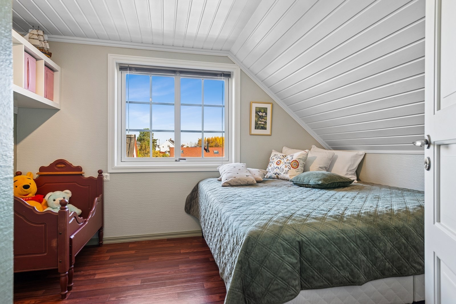 Også dette soverommet har en god størrelse og skråtak som gir en hyggelig atmosfære. Galleribilde