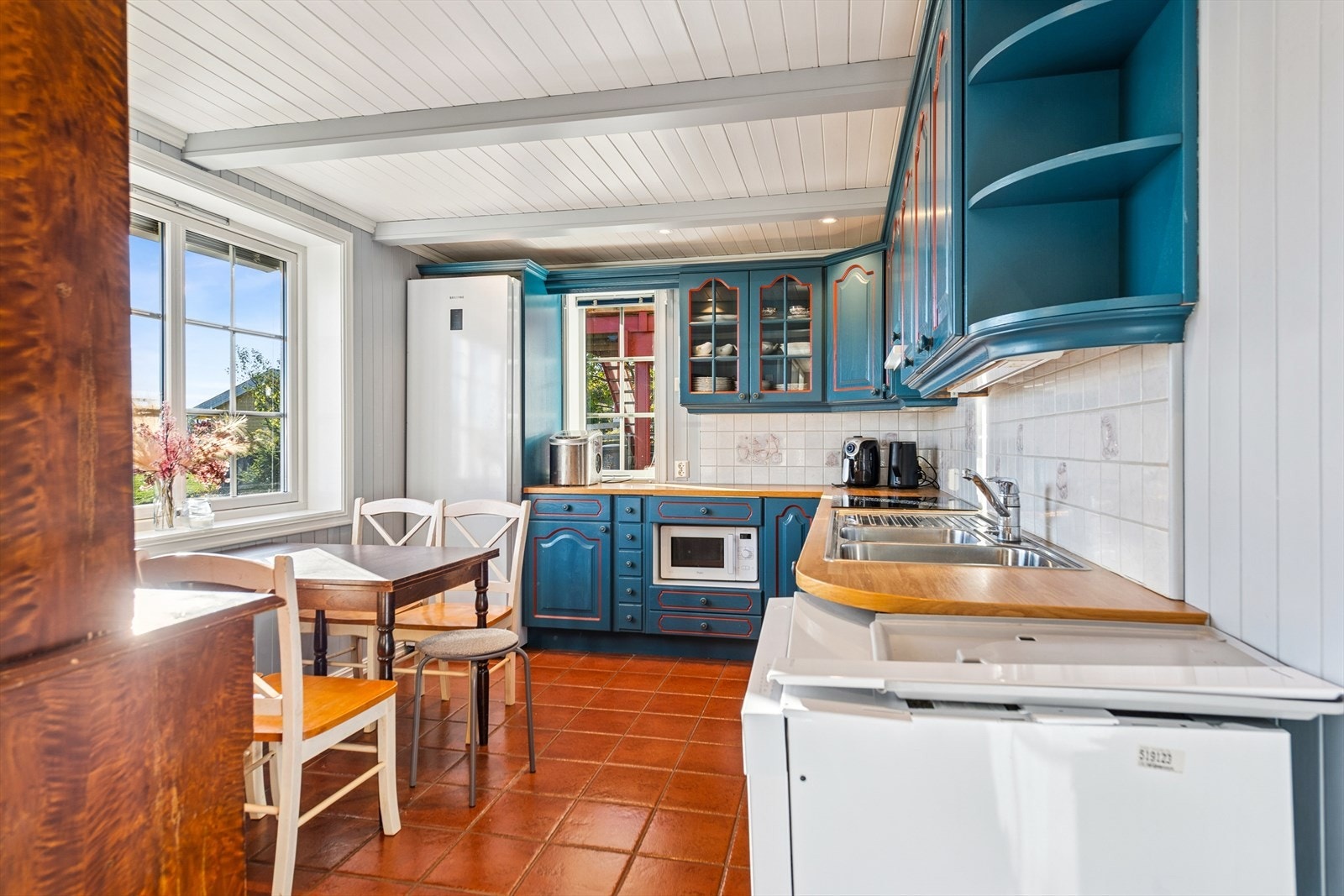 Kjøkkenet i utleieleiligheten er velutstyrt med plass til egen spiseplass. Galleribilde