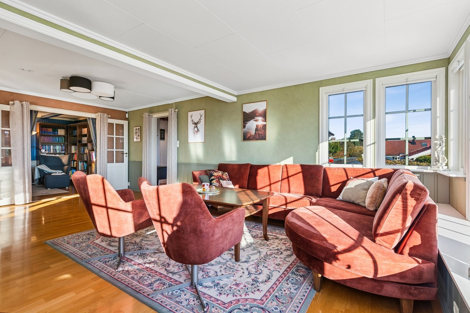 Her er det god plass for både sofagruppe og lesekrok. Galleribilde