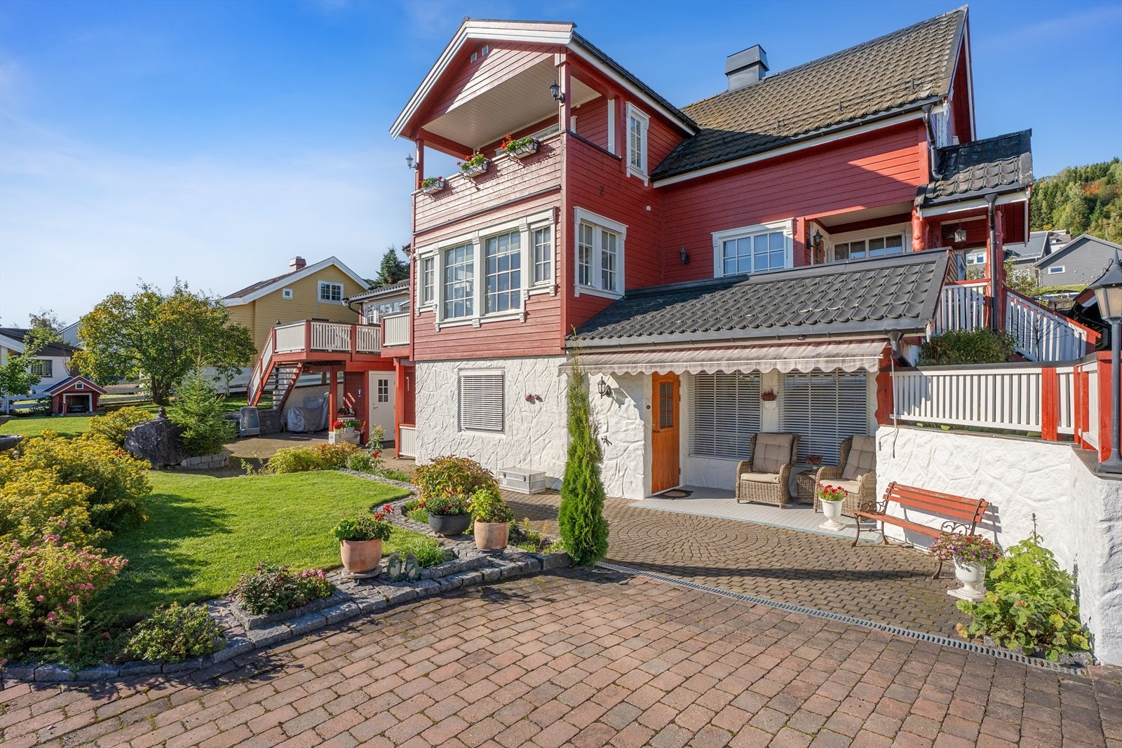 Her er det egne innganger til utleiedelene i underetasjen, med tilhørende uteplasser. Galleribilde