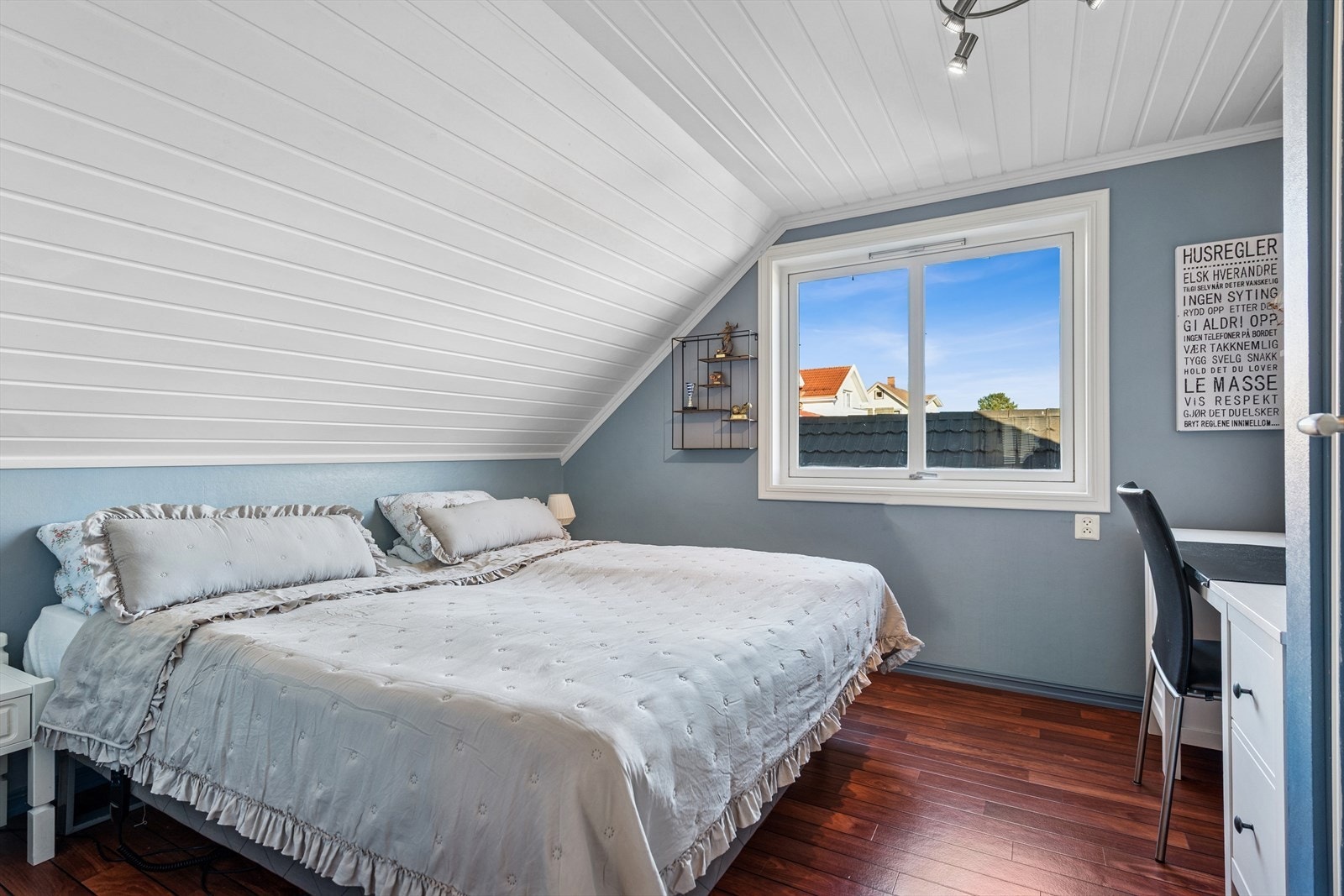 Et av de fire soverommene i etasjen, med plass til seng og arbeidsplass. Galleribilde