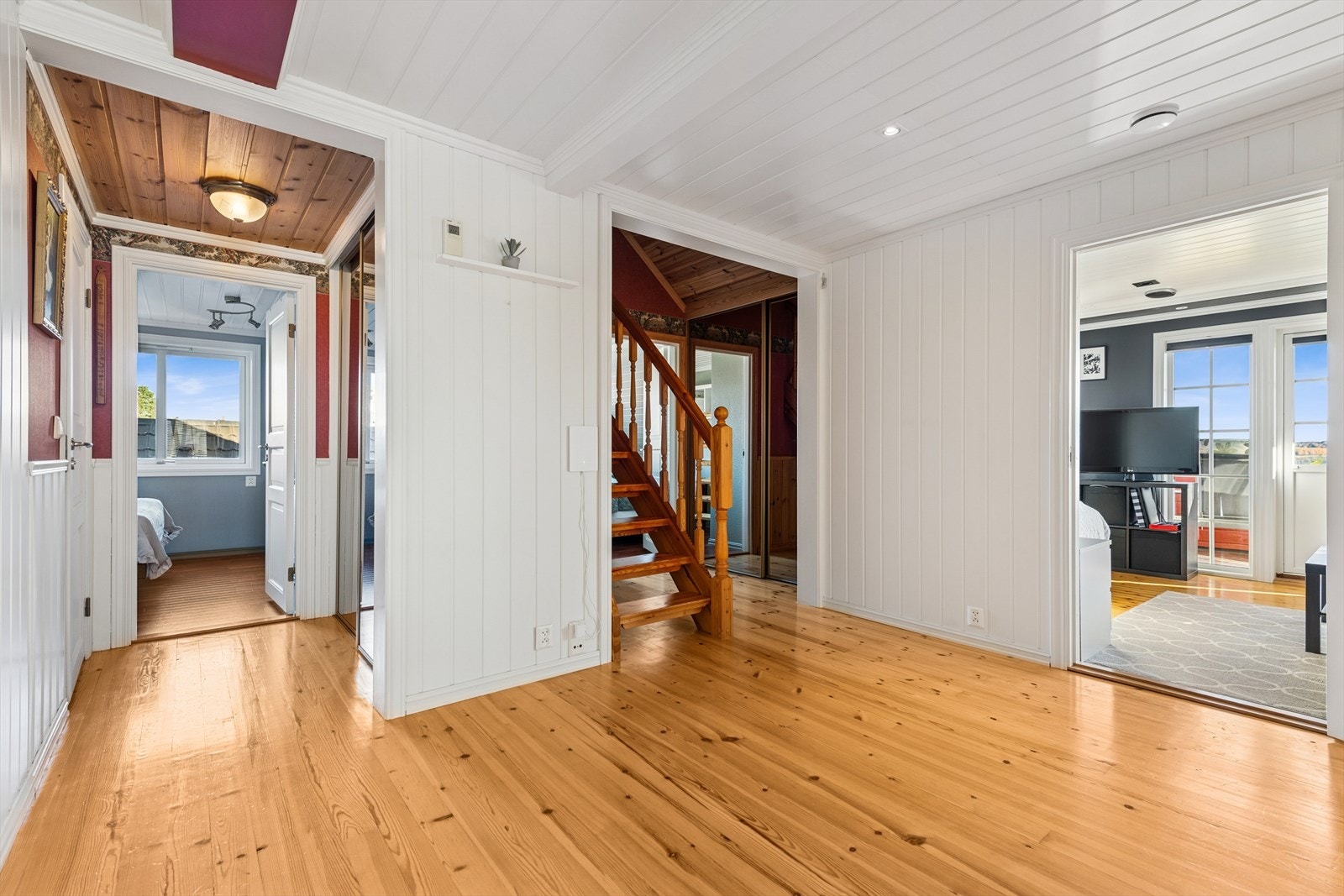 Lys og stor hall. Galleribilde