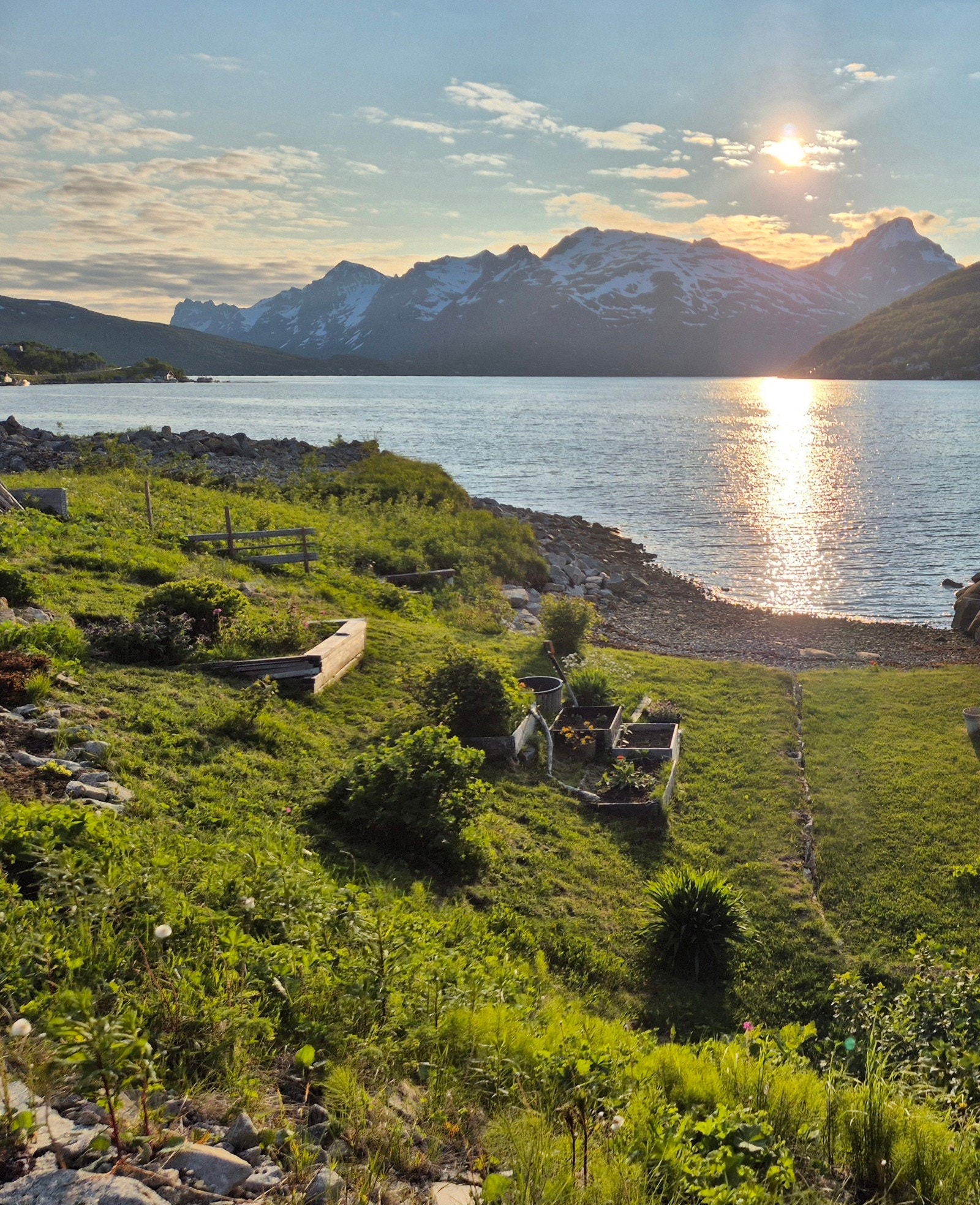 Ved siden av Eidsvollvegen 29 finner vi et realsameie som er pent opparbeidet og som har adkomst til sjøen Galleribilde