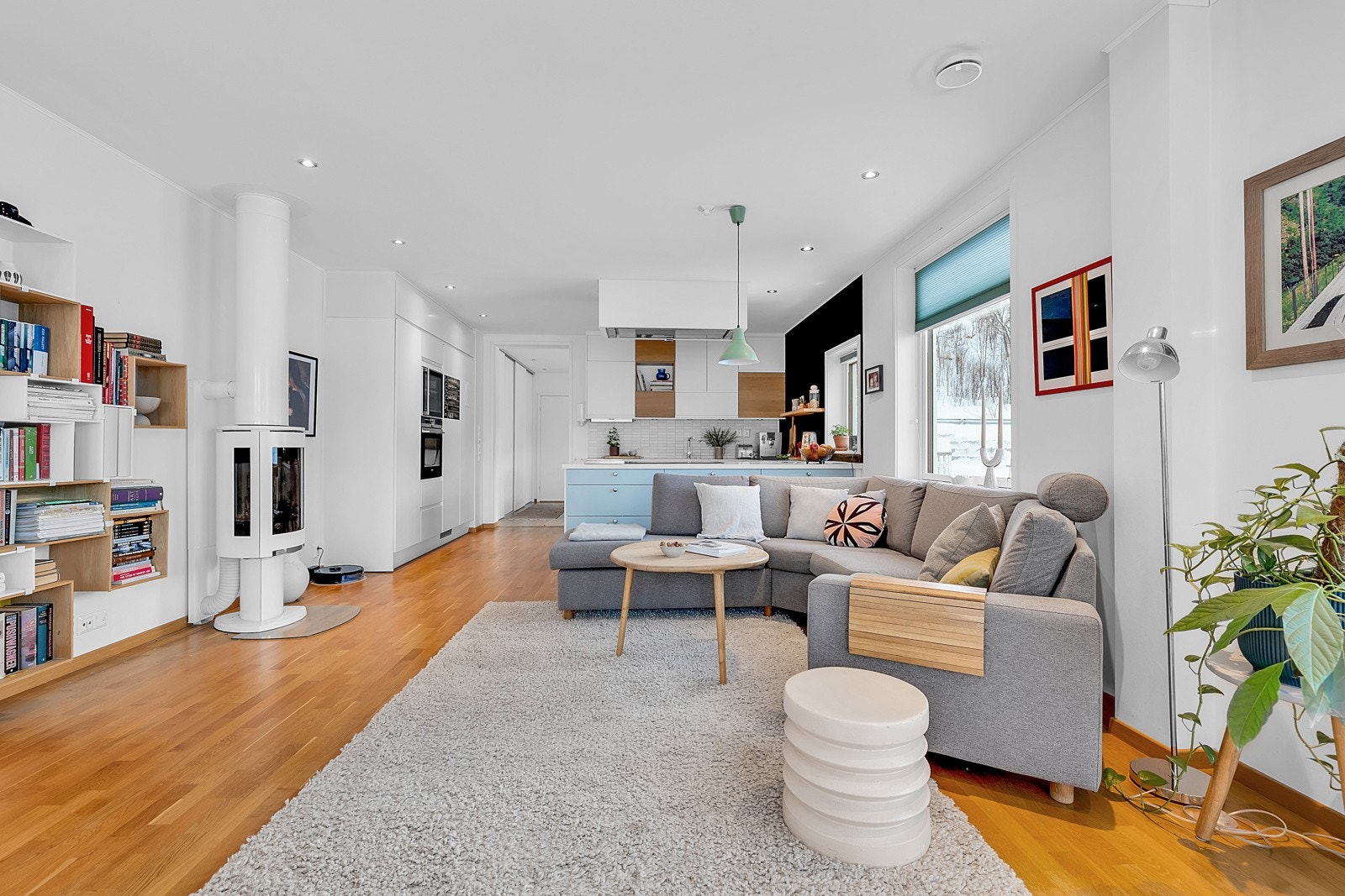 Tilbake i stua ser vi at det er god plass til dagligstue-møblement Galleribilde