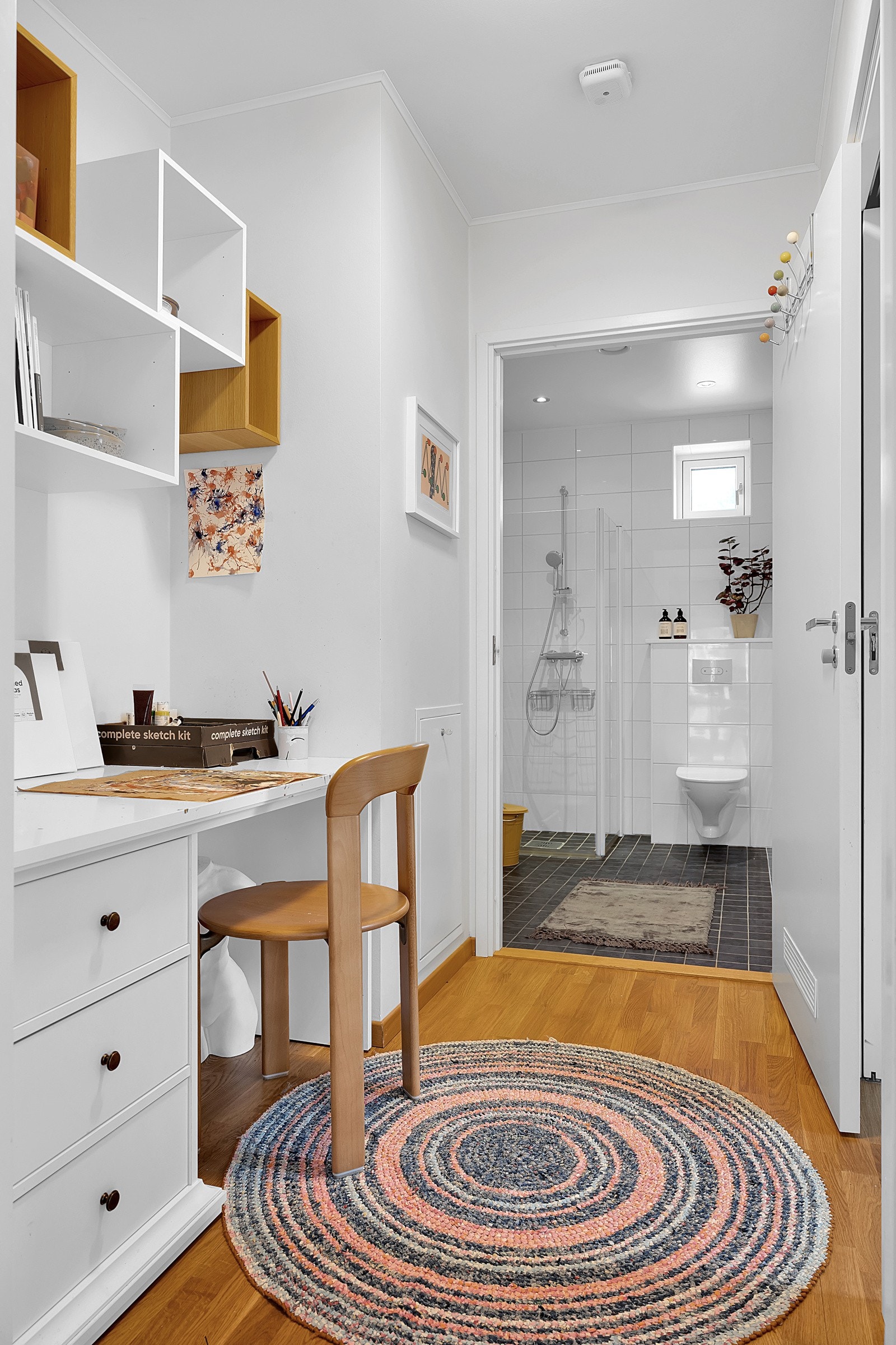 Mellom bad og soverom finner du plass til en liten arbeidsstasjon Galleribilde