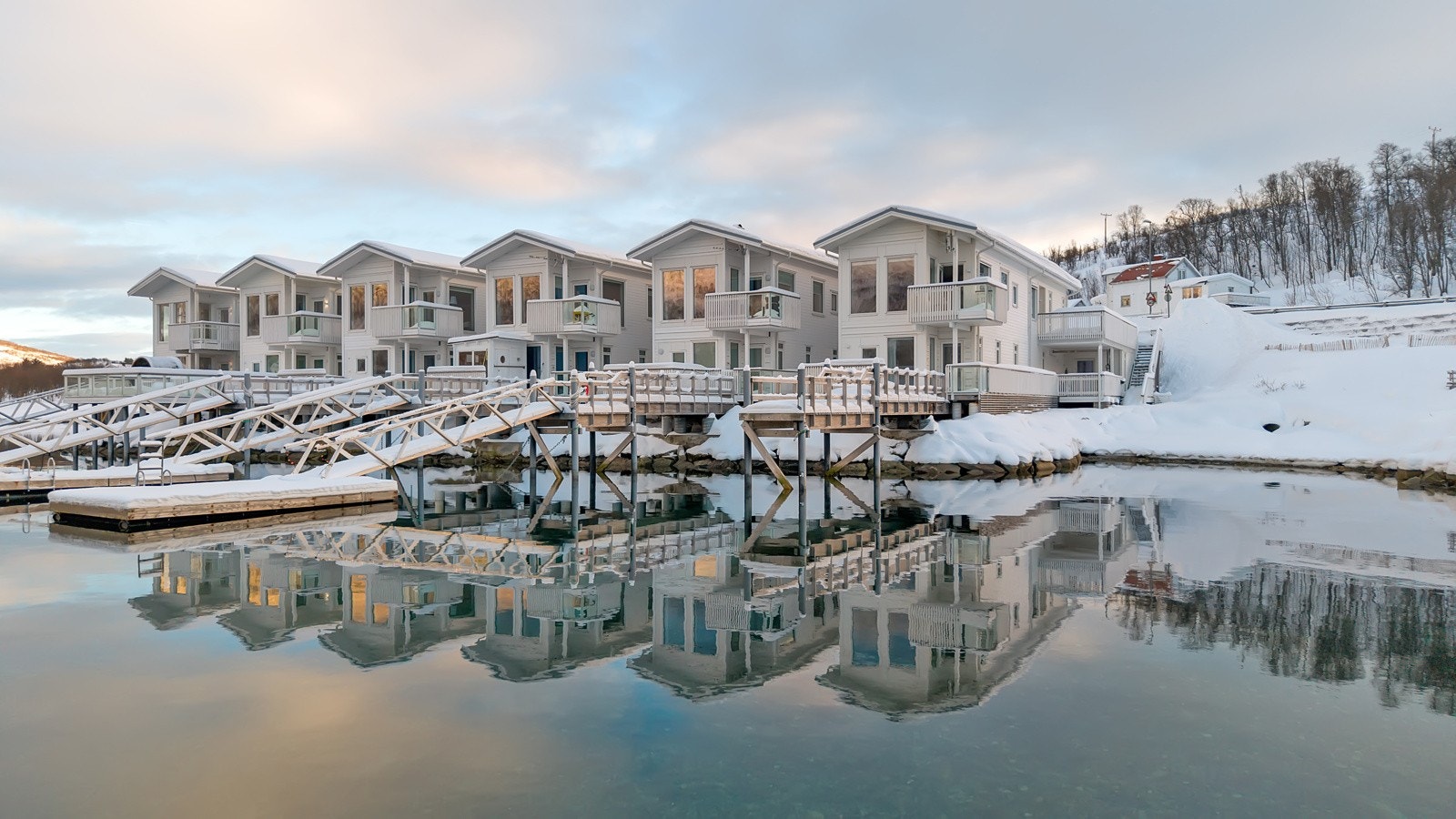 Boligen er plassert på enden av rekken som gir åpne og luftige omgivelser Galleribilde