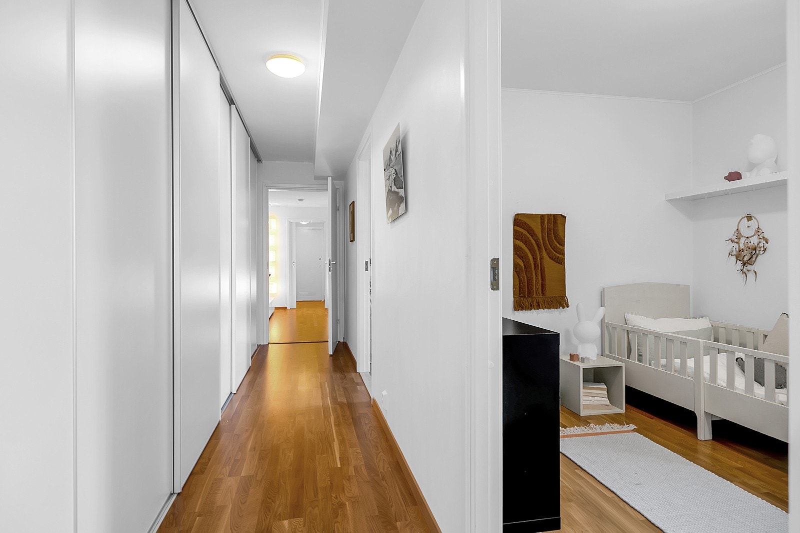 I motsatt ende av denne etasjen finner du 3 soverom og en gang hvor det også er en smart løsning for oppbevaring i skyvedørsgarderobe Galleribilde