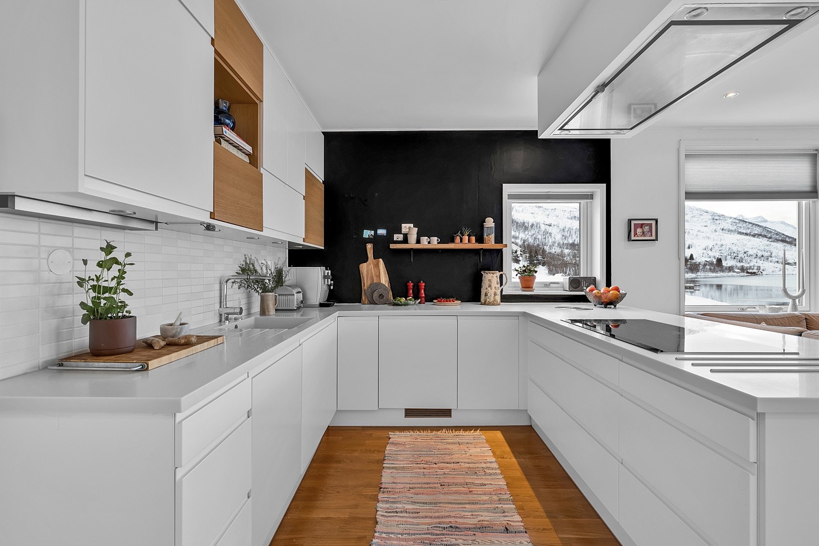 Rikelig med skap- og benkeplass Galleribilde