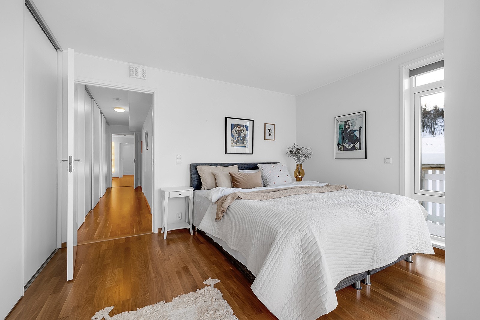 Rikelig med plass til dobbeltseng, lounge og garderobe Galleribilde