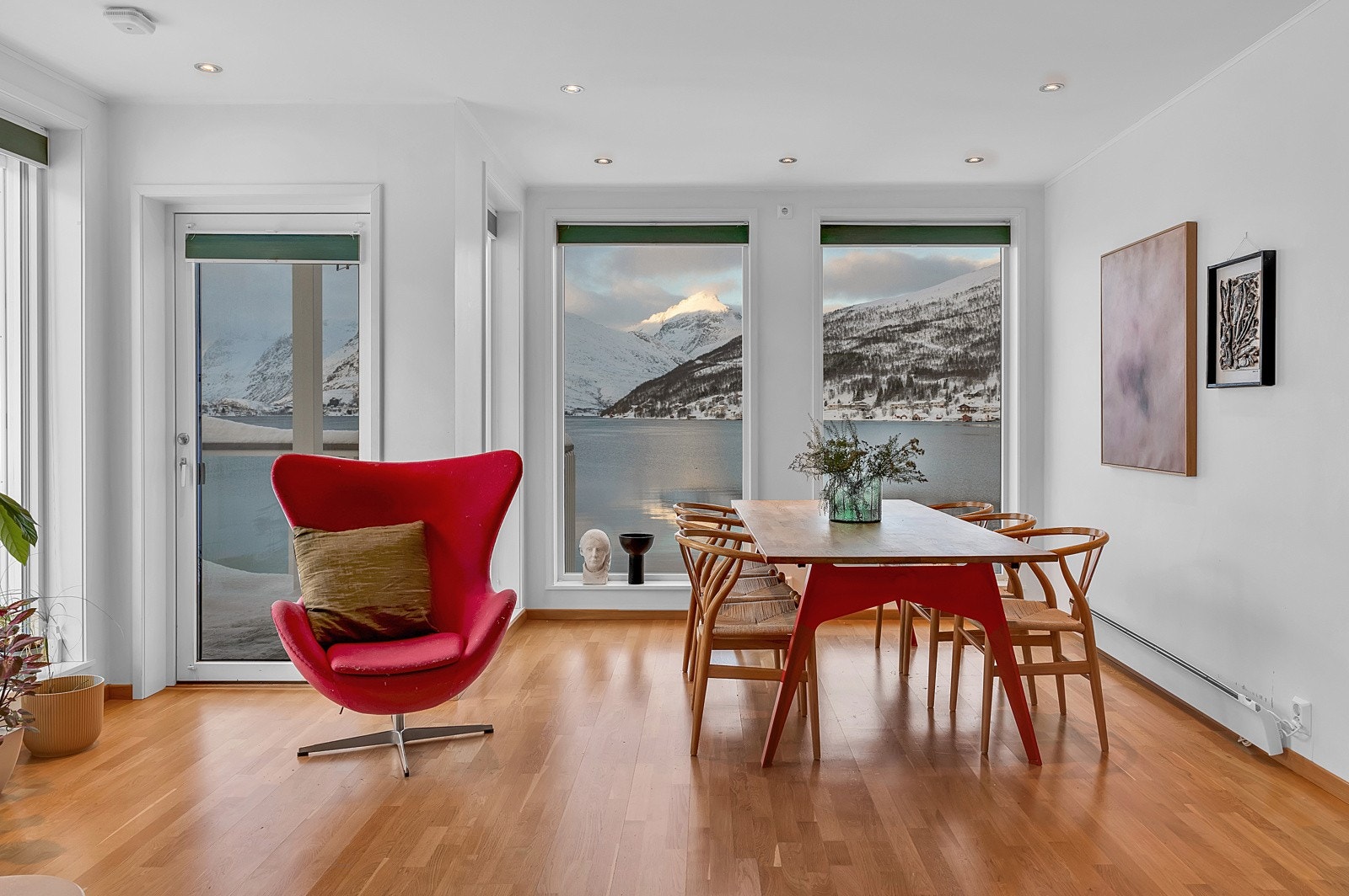 Her kan man nyte middag og godt selskap med en bakgrunn som er helt unik Galleribilde