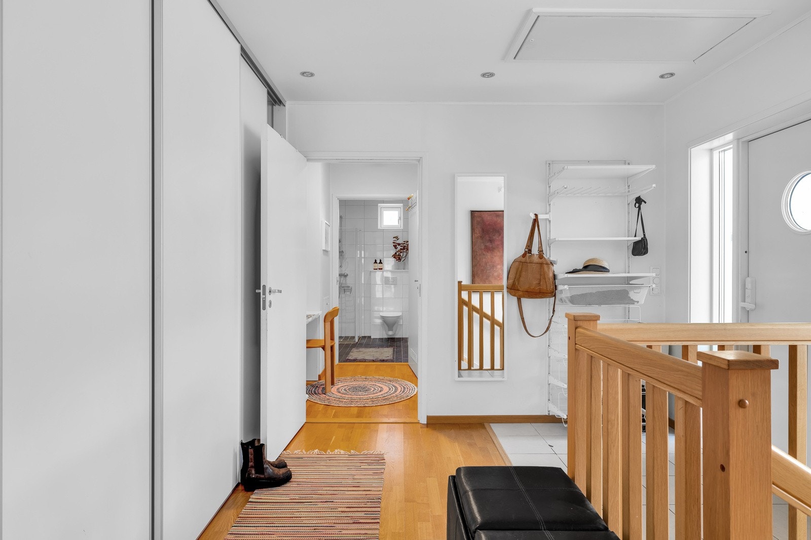 Tilbake i hallen ledes du til et praktisk bad og et romslig soverom Galleribilde