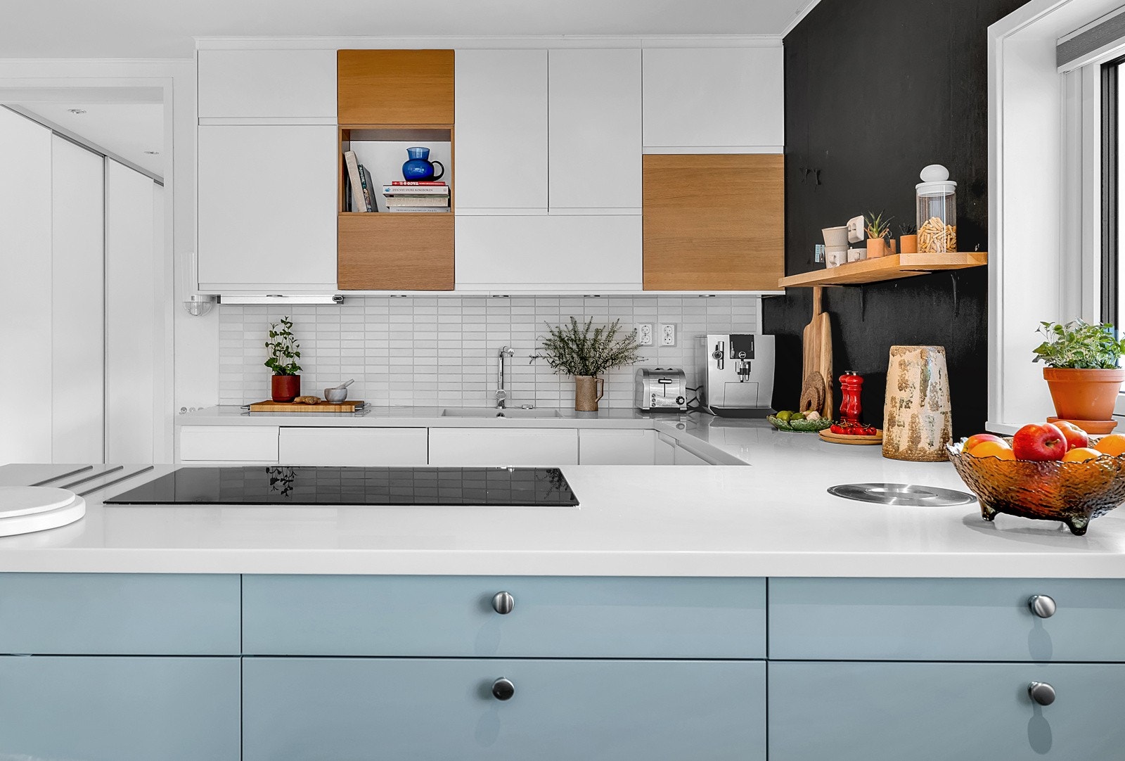 I 2017 ble kjøkkenet fornyet og fremstår både moderne og praktisk Galleribilde