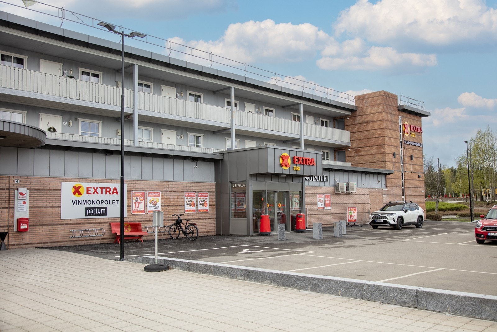 Fra boligen er det gangavstand til sentrumskjernen, hvor du finner et variert utvalg av butikker, caféer, spisesteder, apotek, treningssentre og øvrige servicetilbud. Galleribilde