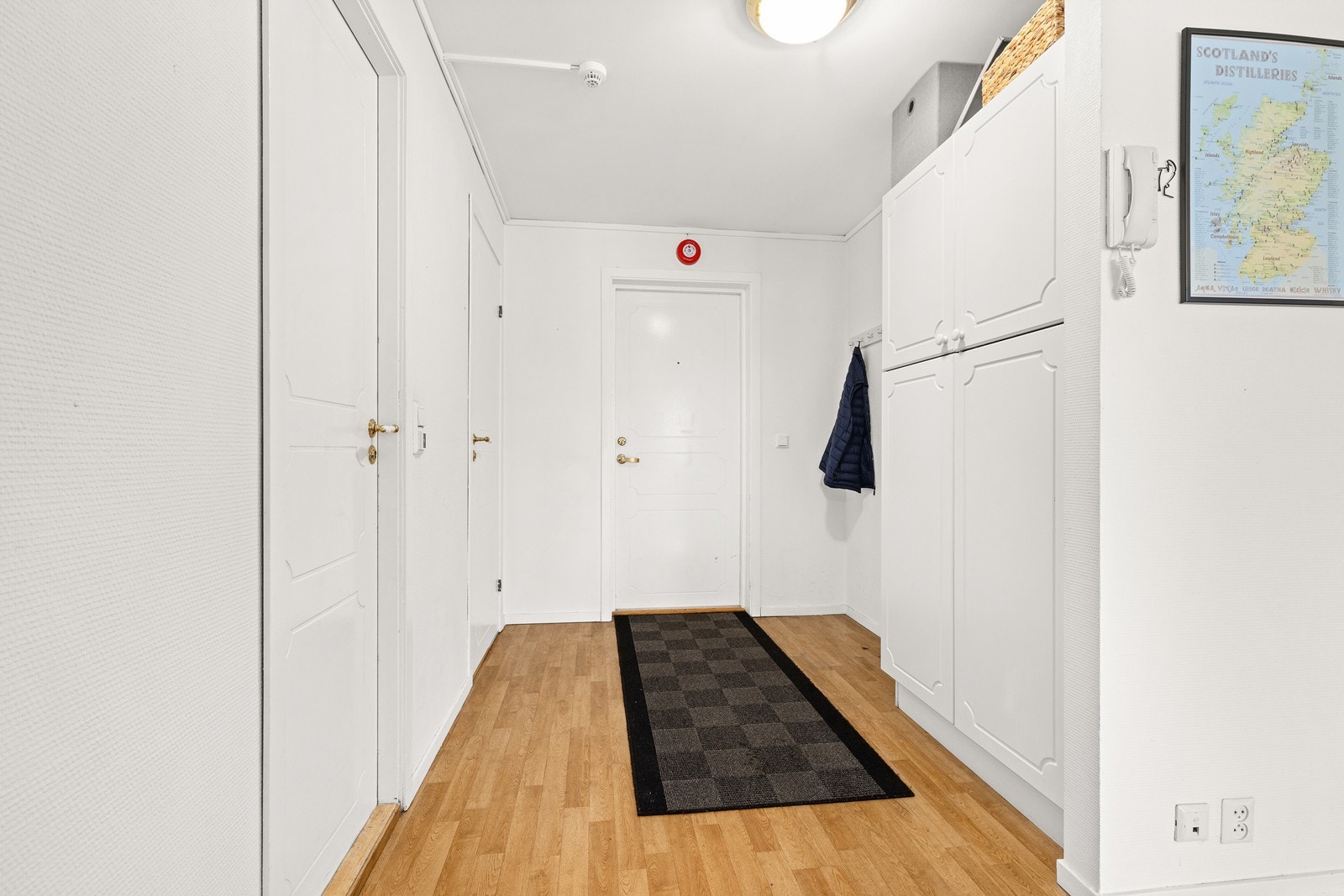 I gangen er det god plass til å henge fra seg yttertøy! Galleribilde