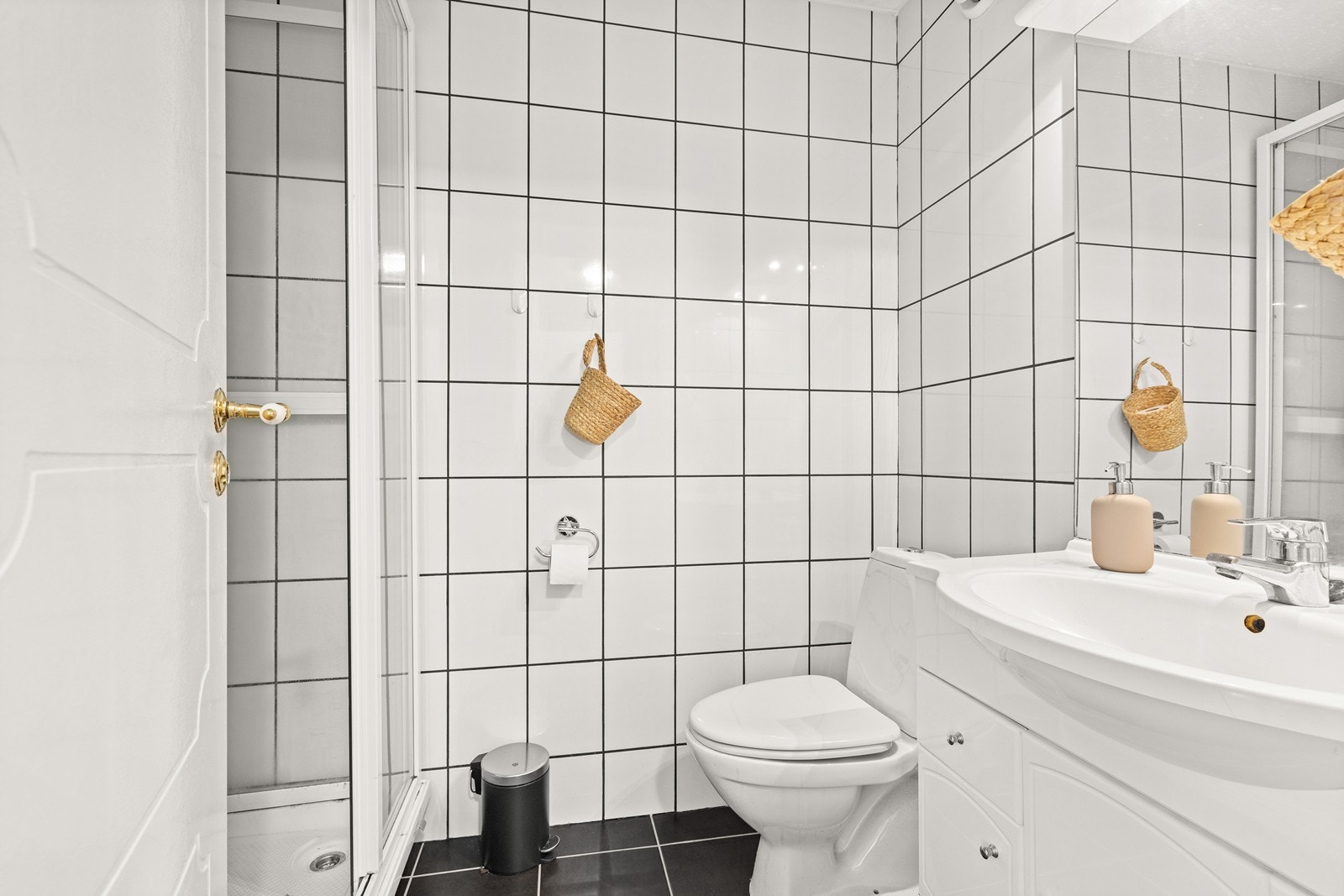 Badet har innredning med nedfelt servant, toalett, dusjkabinett og opplegg for vaskemaskin. Det er mekanisk avtrekk. Galleribilde