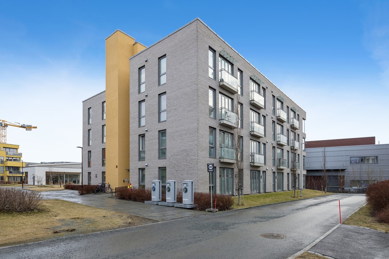 Bygget ble ferdigstilt i 2021 og har en vedlikeholdsvennlig fasade i teglstein. Galleribilde