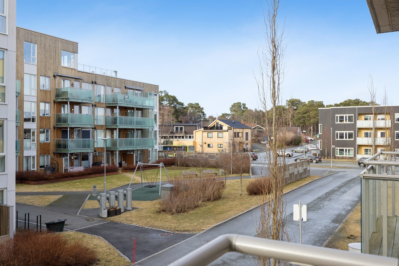 Beliggenheten er sentral med busstopp kun ett minutt unna, og kort vei til Rema 1000 og City Lade. Galleribilde