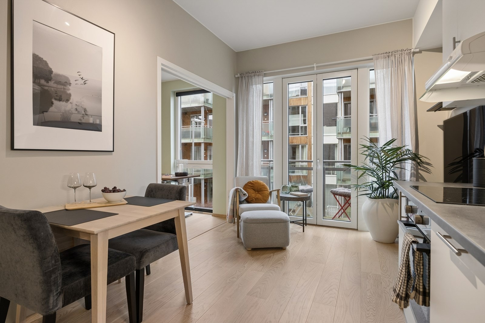 Den åpne løsningen gir fleksibilitet for møblering, med en naturlig plassering for spisebordet. Galleribilde