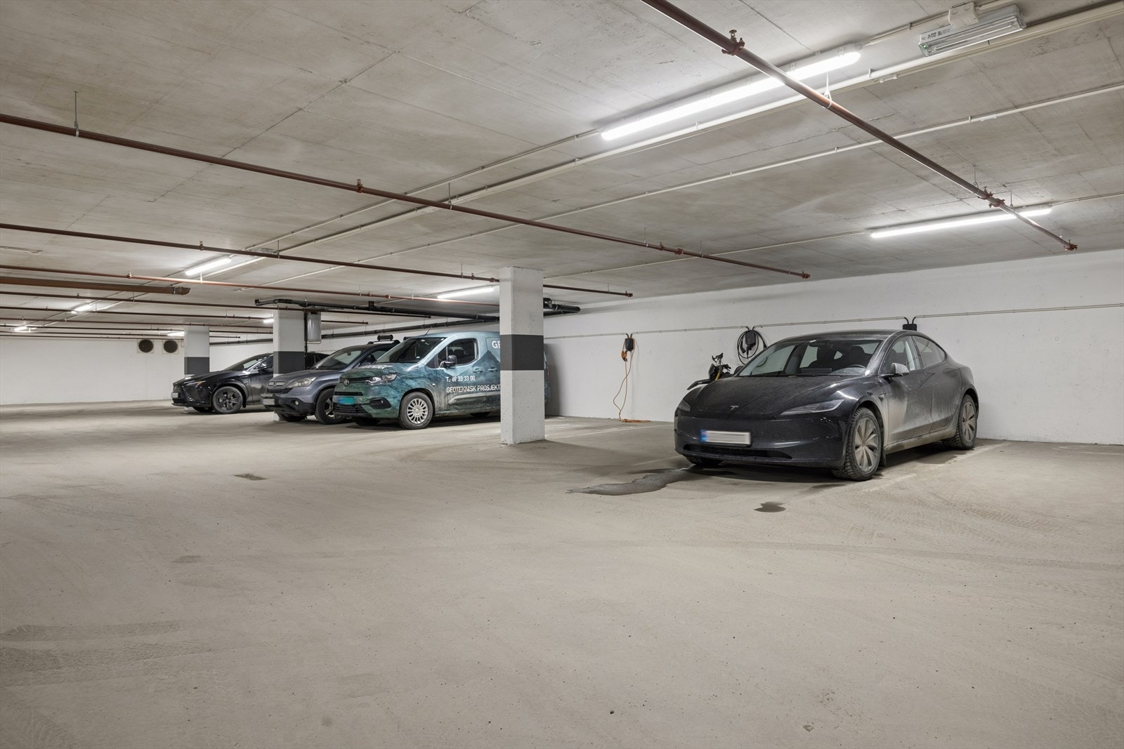 Det medfølger parkeringsplass nummer 133 i felles parkeringsanlegg. (Der den sorte Teslaen står). I kjelleren disponerer leiligheten en egen bod på 5 m² for ekstra lagring. Galleribilde