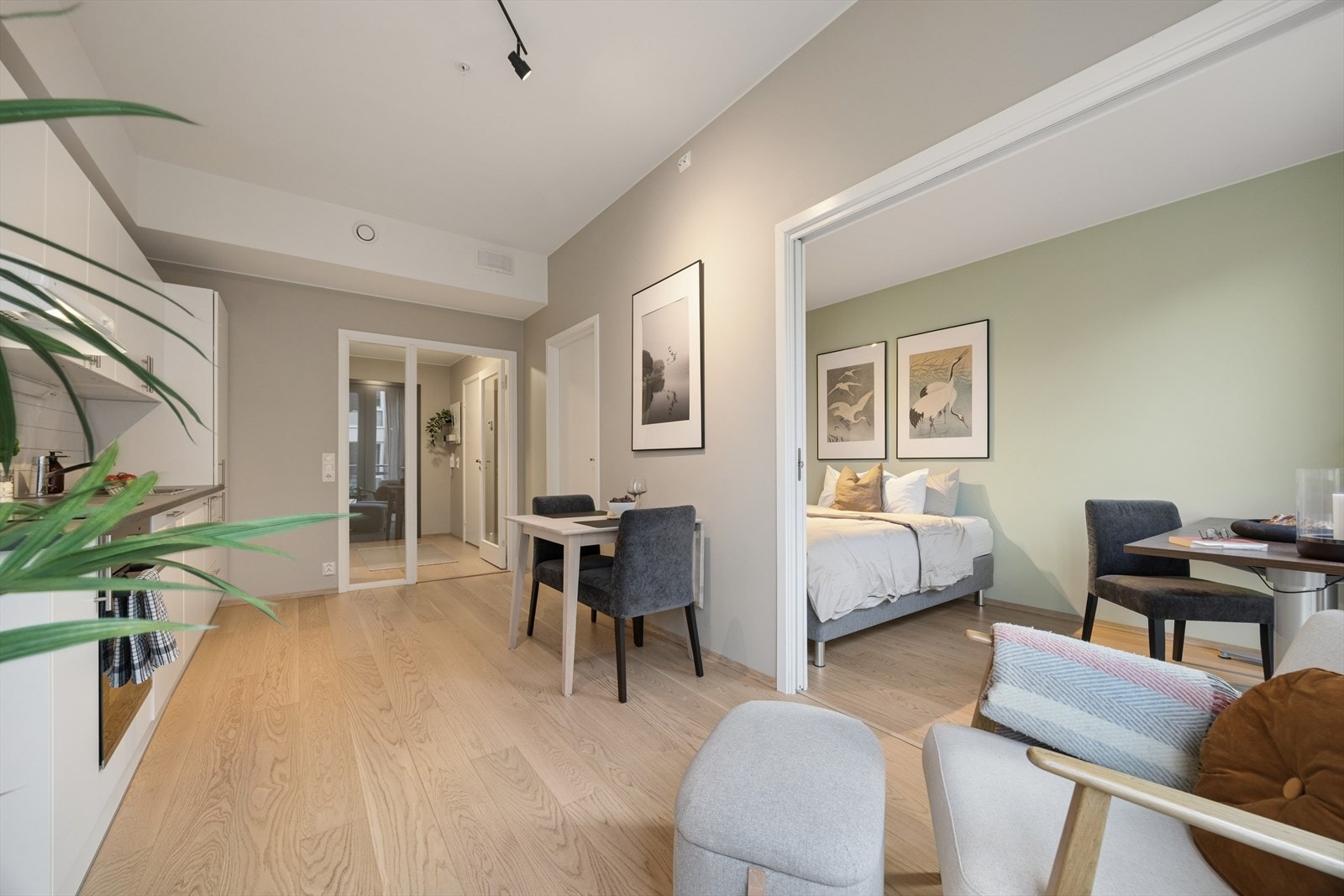 Utsyn fra stuen tilbake mot entréen, som kan skilles av med en elegant glassdør. Galleribilde