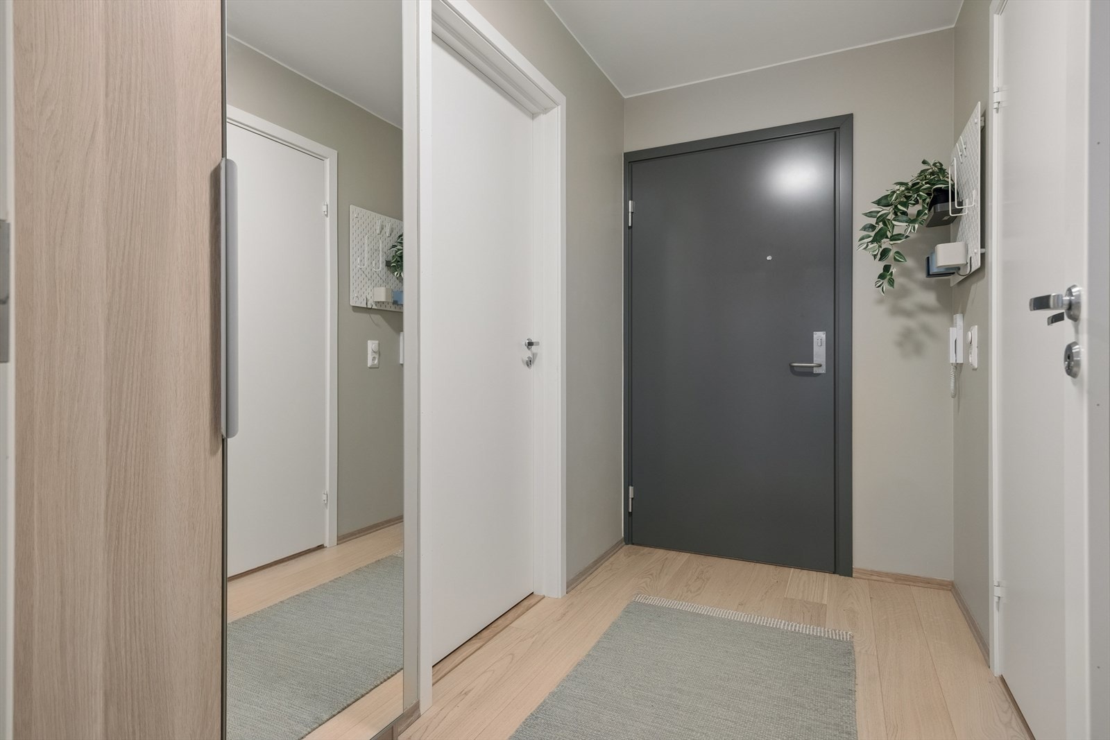 Innbydende entré med adkomst til en praktisk innvendig bod som også huser det tekniske anlegget. Galleribilde