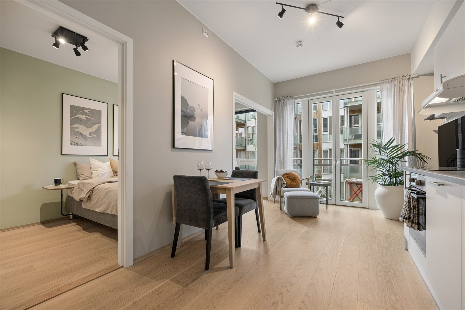 Gjennomtenkt rominndeling med adskilt soverom og en stuedel med plass til både spisebord og sofagruppe. Galleribilde