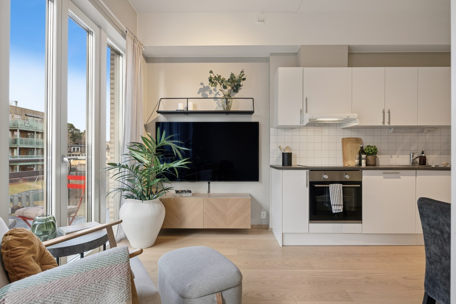 Oppvarming via fjernvarme gir en jevn og behagelig temperatur i hele leiligheten. Galleribilde