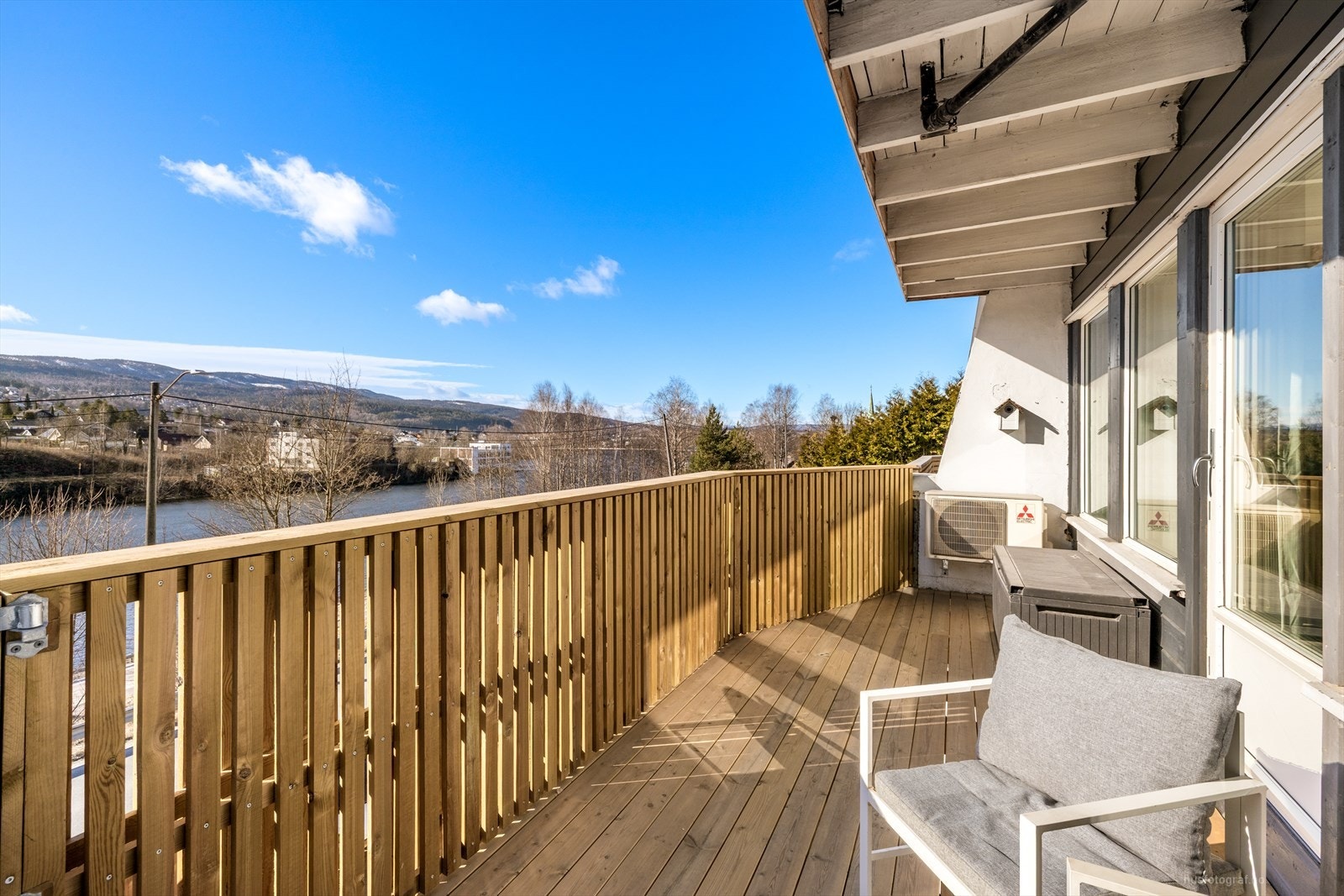 Fra stuen er det utgang til en nybygd solrik terrasse på ca. 12 m² med flott elveutsikt! Galleribilde
