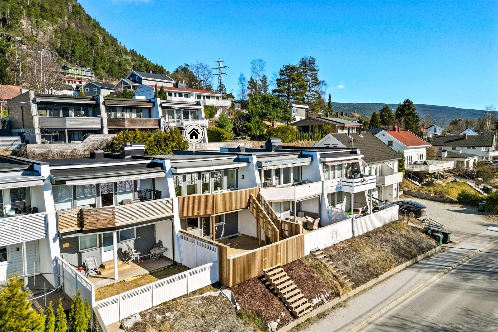 Gustav Waal og Eiendomsmegler 1 Dahl Drammen ønsker velkommen til Sollia 15H. Fotograf: Knipzet Haiman Askari. Galleribilde