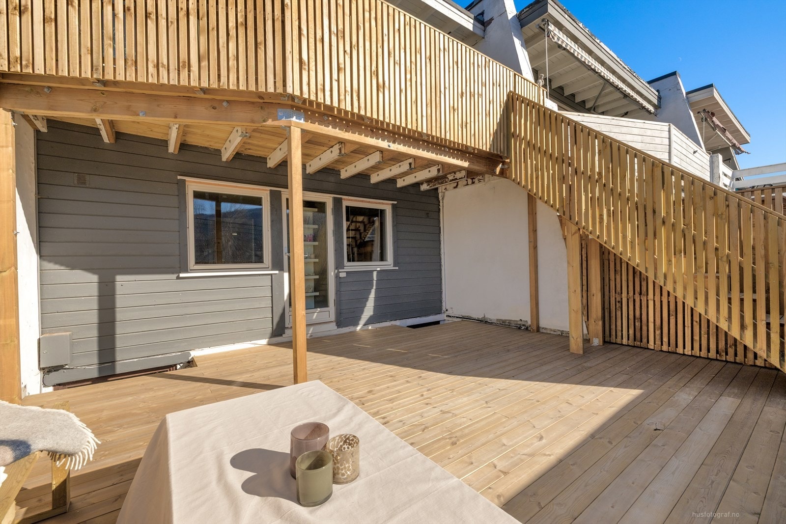 Den store terrassen på ca. 35 m² strekker seg langs hele boligens bredde. Galleribilde