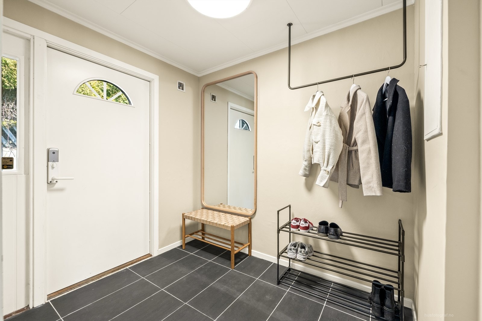 Velkommen inn! Entréen gir et godt første inntrykk og har plass til oppbevaring av yttertøy og sko. Galleribilde
