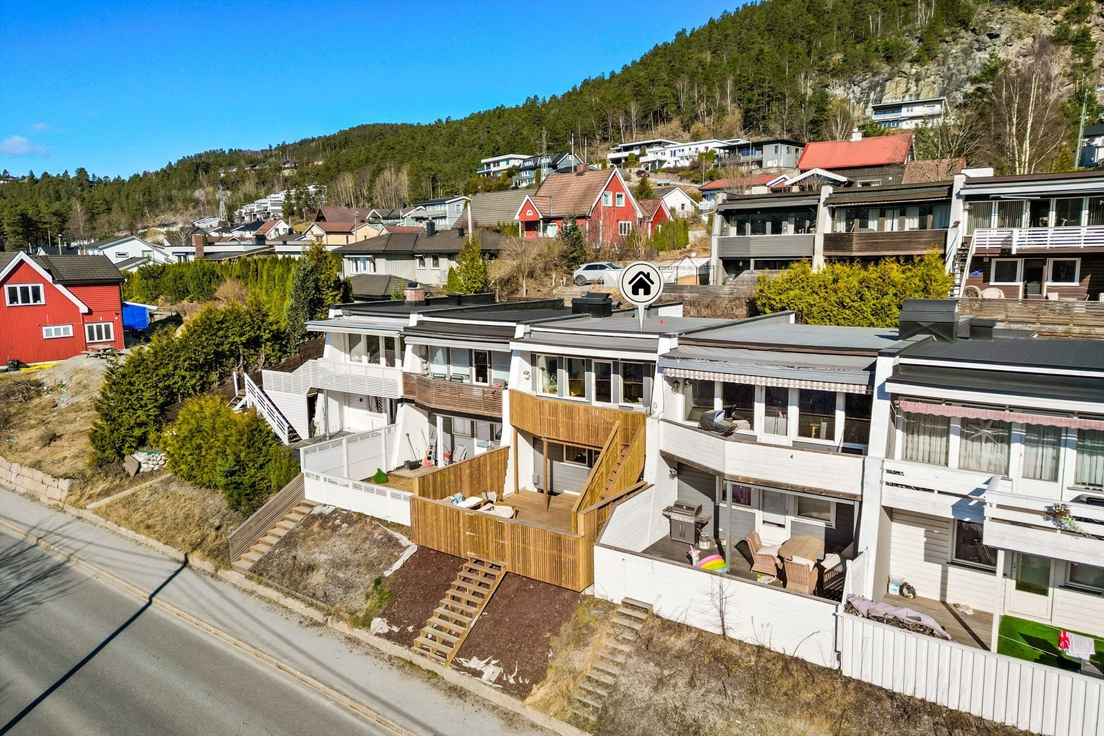 Et innholdsrikt rekkehus over tre plan. Vesentlig oppgradert de siste årene, med blant annet nye vinduer, terrassedører og store nye uteplasser. Galleribilde