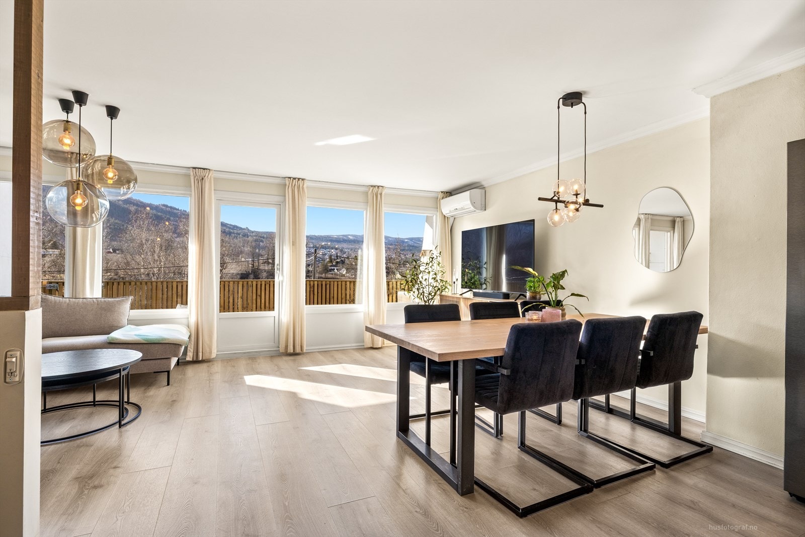 De store vindusflatene gir rikelig med naturlig lys og rammer inn utsikten. Galleribilde