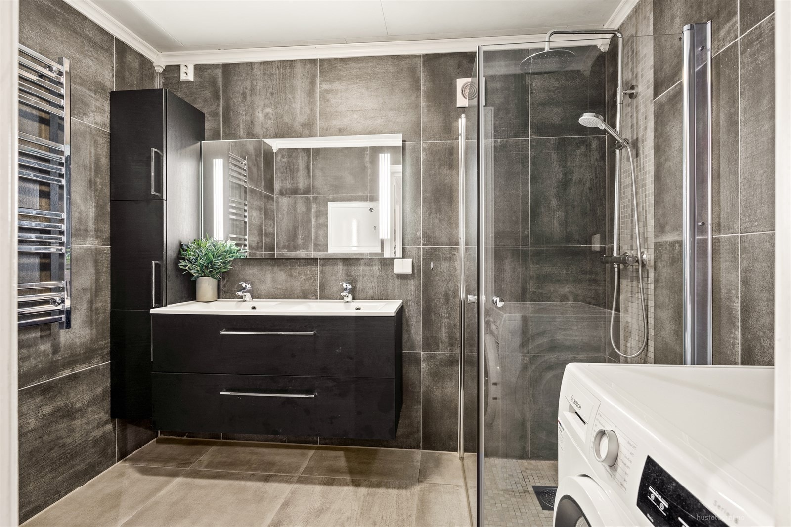 Badet i underetasjen ble oppgradert i 2021 med fliser på gulv og vegger, samt elektrisk gulvvarme. Galleribilde