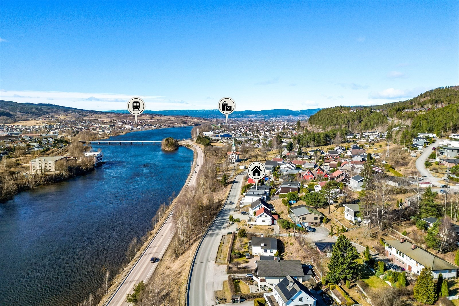 Bussholdeplassen ved Nedre Eiker kirke er kun ca. 3-4 minutters gange unna, og Mjøndalen stasjon nås på 5-6 minutter med bil. Galleribilde
