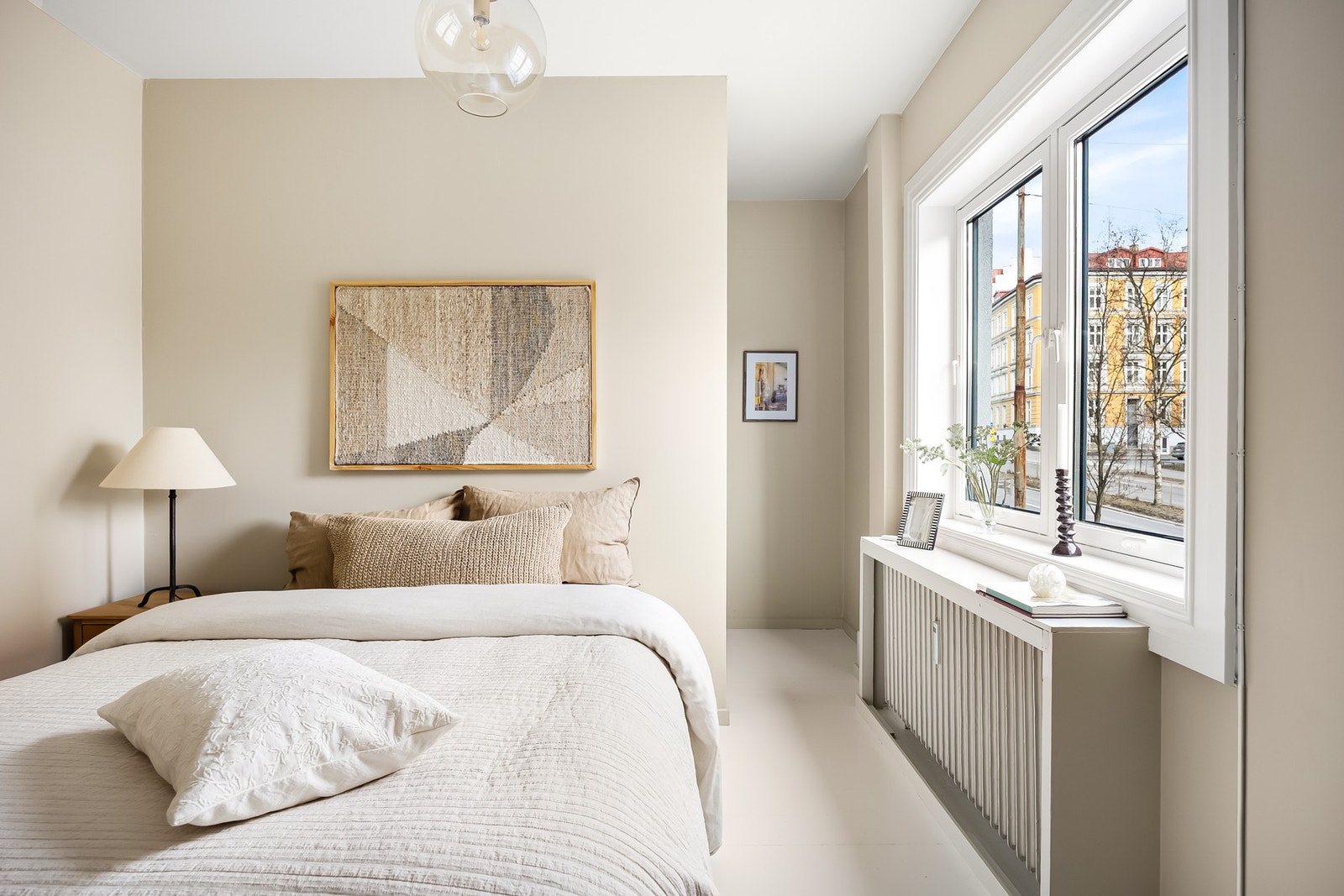 Det er satt opp en lettvegg for å etablere skjult garderobe / walk-in Galleribilde