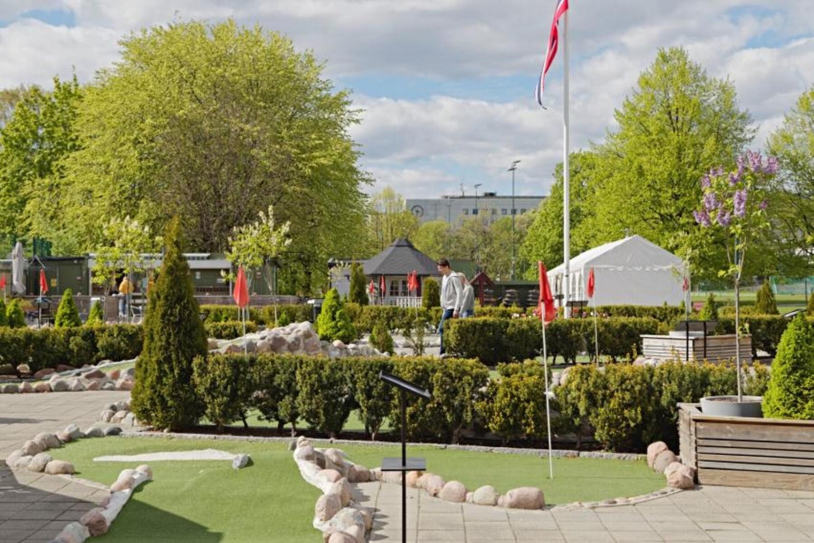 Marienlystparken benyttes mye til ballspill som fotball og volleyball, og har i tillegg minigolfanlegg Galleribilde