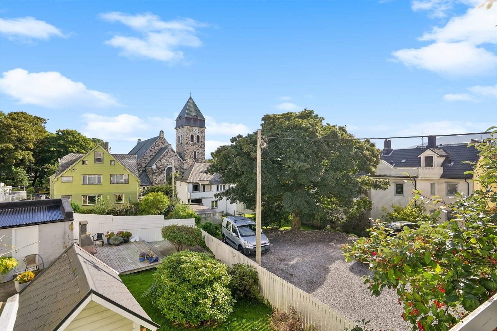 Leiligheten ligger i hjertet av Ålesund sentrum, med gangavstand til de fleste fasiliteter. Galleribilde